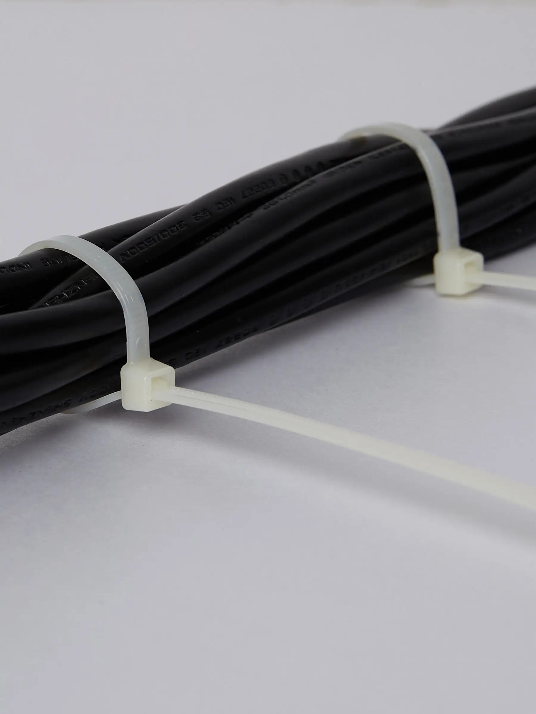 Хомут 4,8х500мм нейлон (100шт) IEK Хомут 4,8х500мм нейлон (100шт) IEK