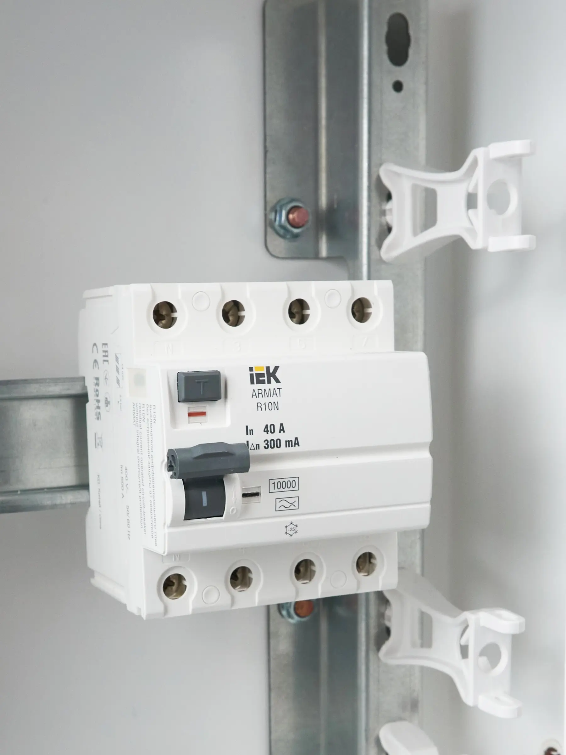 ARMAT Выключатель дифференциального тока R10N 4P 40А 300мА тип A IEK ARMAT Выключатель дифференциального тока R10N 4P 40А 300мА тип A IEK
