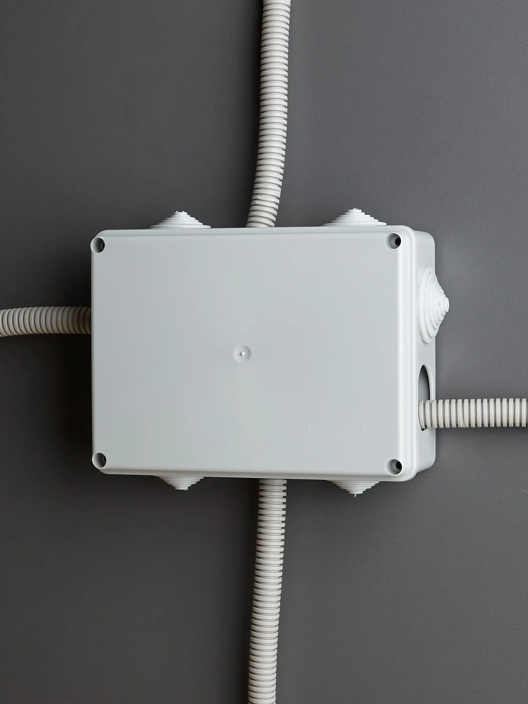 Коробка распаячная КМ41243 для открытой проводки безгалогенная (HF) 190х140х70мм IP44 10 гермовводов серая IEK Коробка распаячная КМ41243 для открытой проводки безгалогенная (HF) 190х140х70мм IP44 10 гермовводов серая IEK