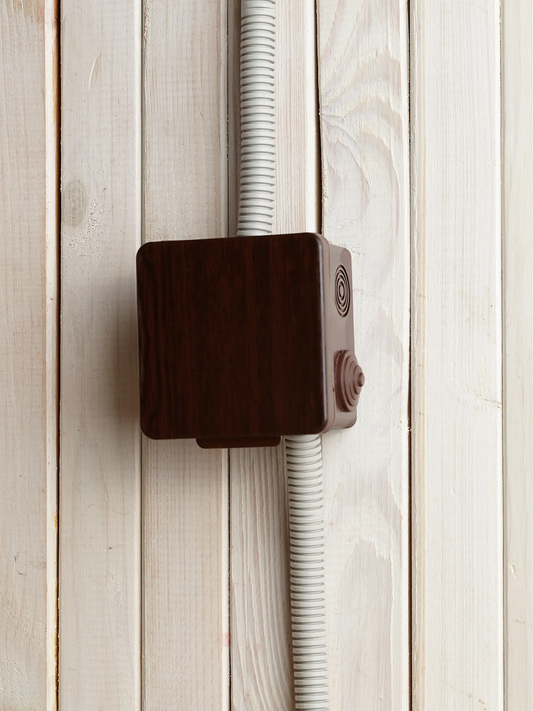 Коробка распаячная КМ для открытой проводки с откидной крышкой 80х80х50мм IP54 7 гермовводов дуб IEK