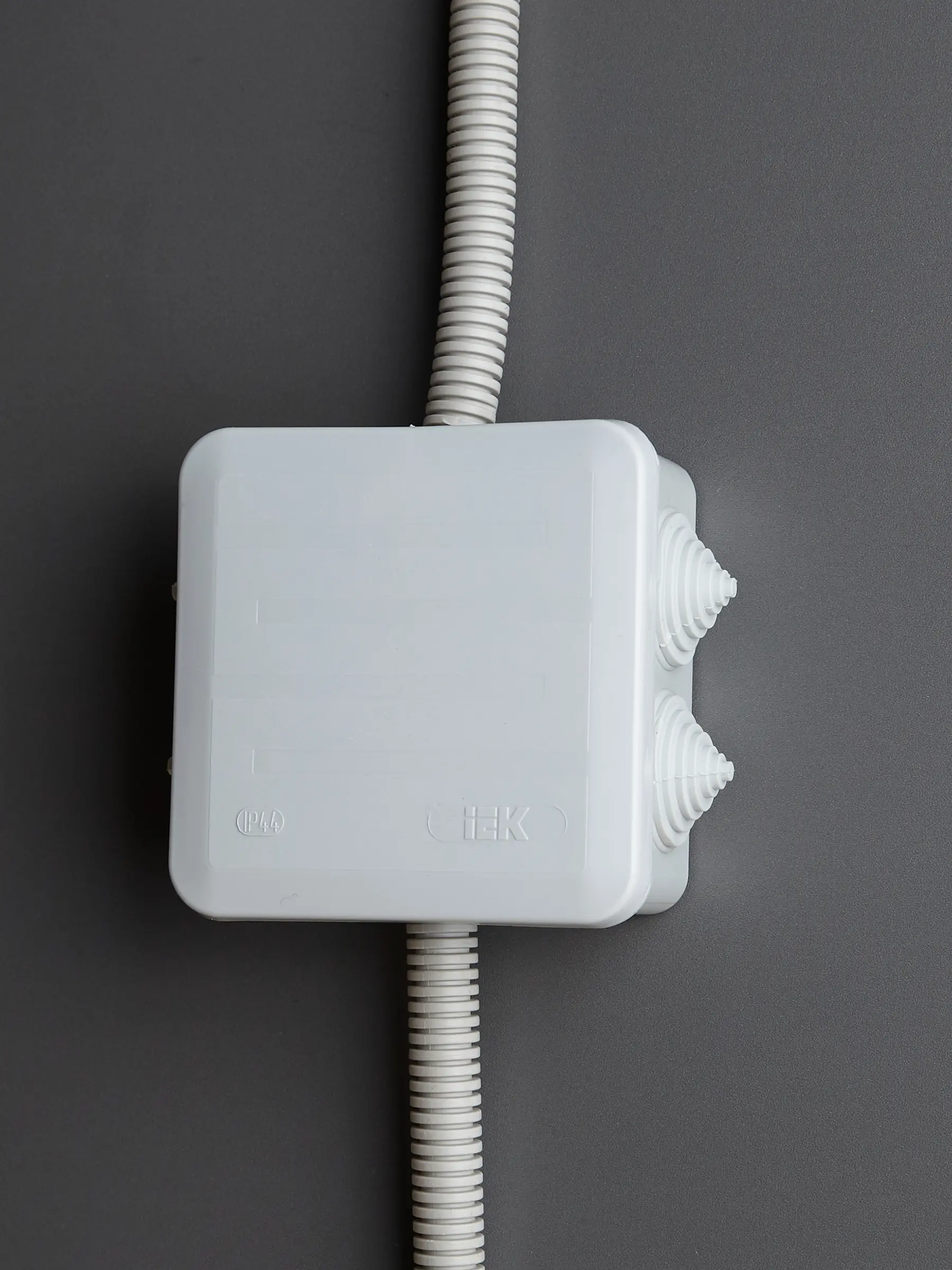 Коробка распаячная КМ41255 для открытой проводки безгалогенная (HF) 100х100х50мм с защелкивающейся крышкой IP44 6 гермовводов серая IEK